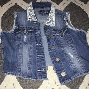 Cropped sleeveless jean jacket